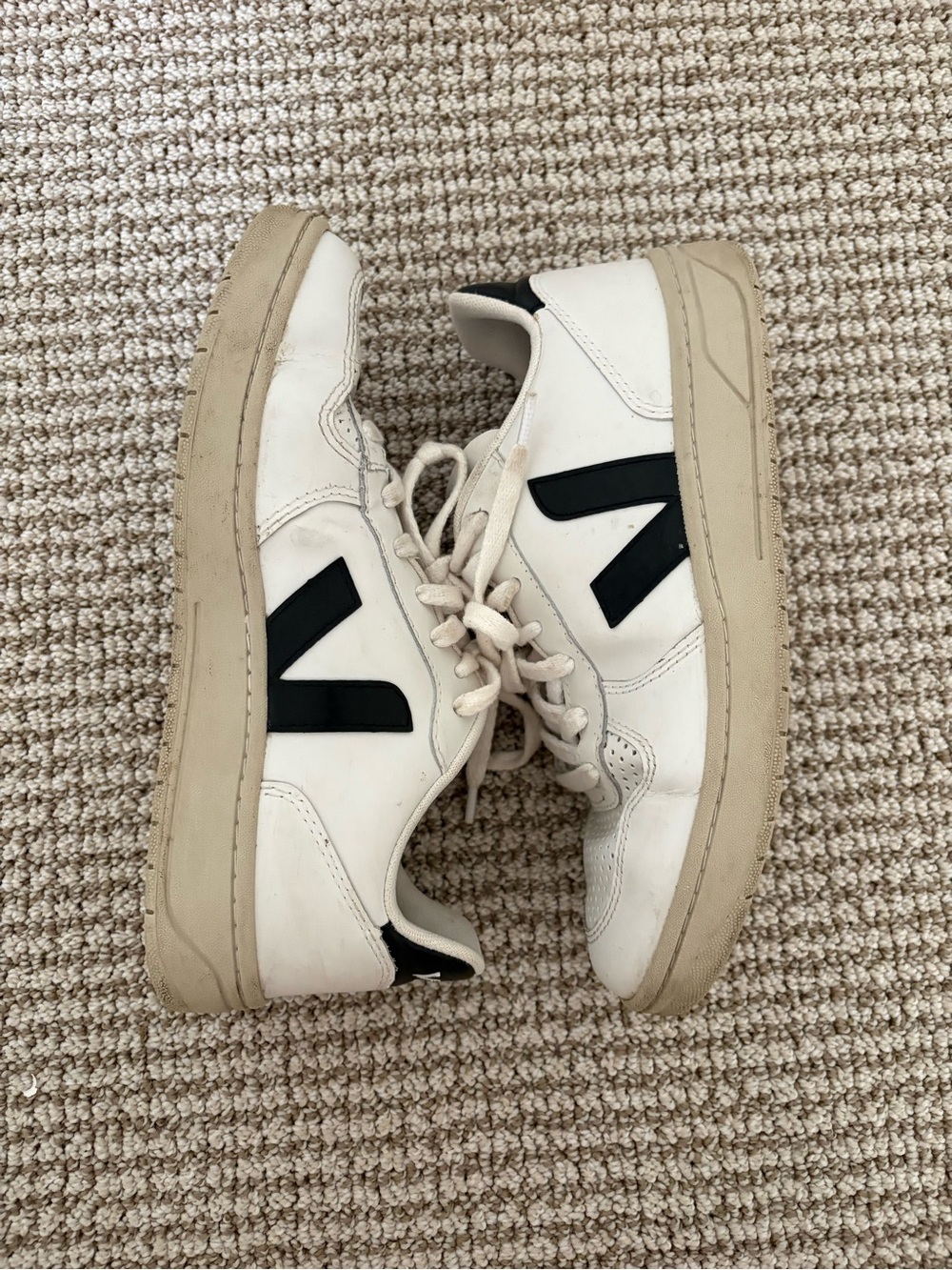 Veja V10 Women’s White Low-Top Leather Sneakers with Black Accent - Picture 4 of 10